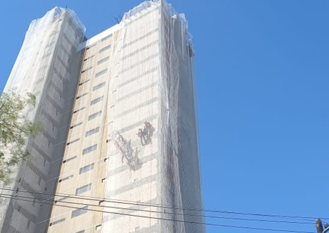 Vídeo: Andaime quebra e trabalhador fica pendurado em prédio de Manaus