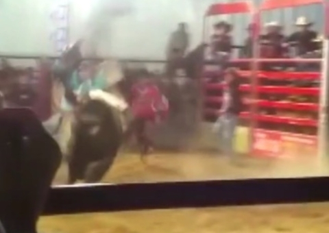 Vídeo: Peão morre pisoteado ao cair de touro em rodeio