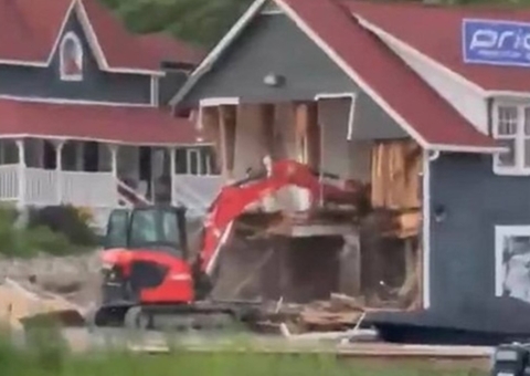 Operário é demitido e se vinga destruindo casas de luxo que havia erguido; vídeo