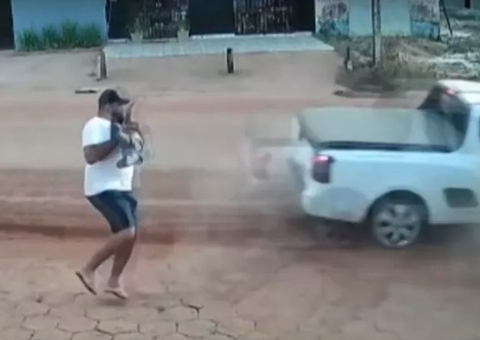 Pai salva bebê de ser atropelado por carro em alta velocidade; Vídeo chocante