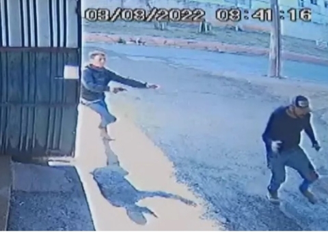 Vídeo: Homem mata colega de trabalho após briga por esbarrão; pai viu tudo