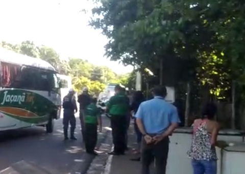 Vídeo: Ônibus com apoiadores de Braga são impedidos de chegarem em convenção em Manaus