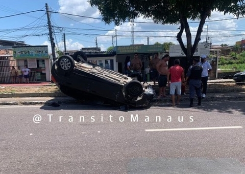 Acidente: Carro perde controle e capota em avenida de Manaus