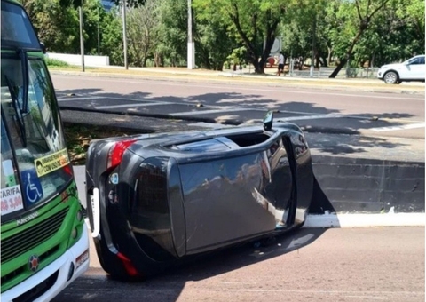 Motorista de app dorme ao volante e capota carro em avenida de Manaus 