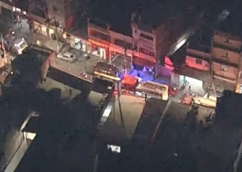 Duas pessoas morrem após helicóptero cair no meio de avenida 