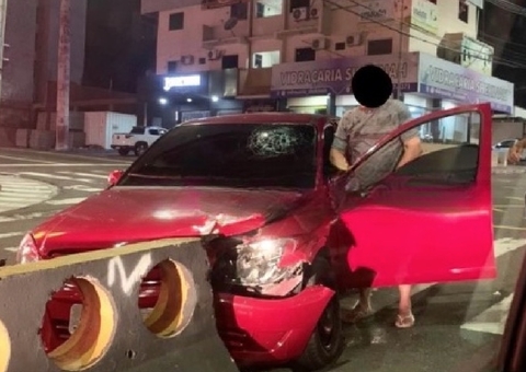 Carro fica destruído ao colidir contra ‘dente de dragão’ em avenida de Manaus