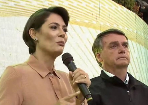 Michelle comanda culto ao lado de Bolsonaro e diz que Planalto antes era 'consagrado a demônios'