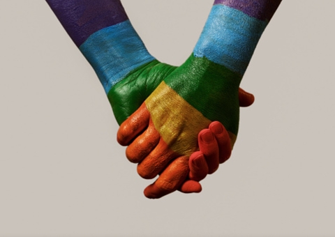 População LGBTQIA+ vê risco de estigma com surto de varíola dos macacos