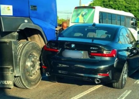 Acidente entre BMW e carreta deixa trânsito lento em avenida de Manaus