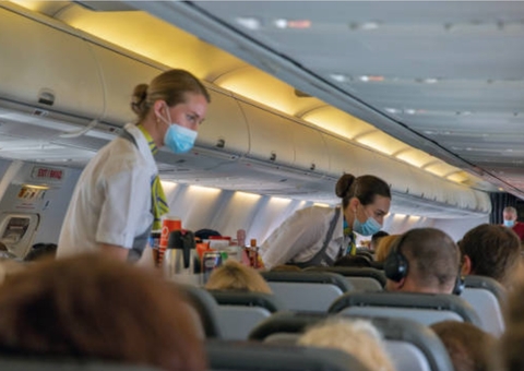 Aeromoça sofre fratura na coluna e fica sem se mexer após impacto durante pouso de avião