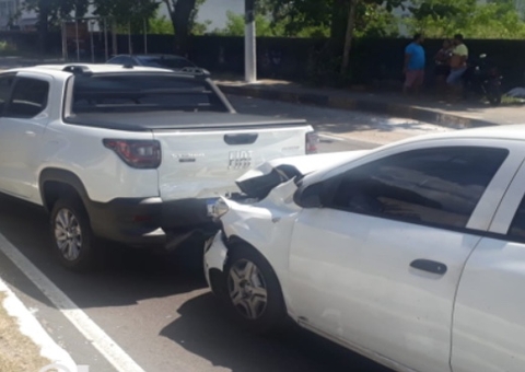 Carro fica destruído durante acidente em avenida de Manaus; vídeo