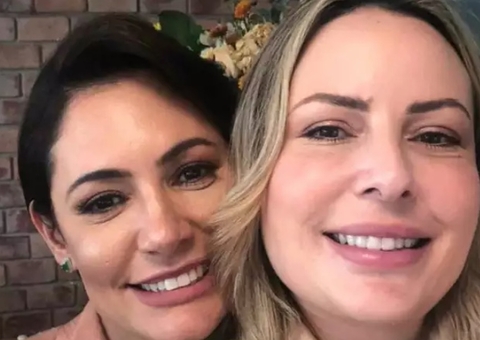 Michelle Bolsonaro tira foto com esposa de Guilherme de Pádua