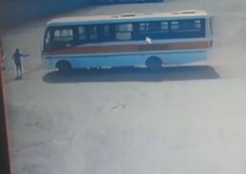 Mulher tenta parar ônibus em movimento e morre prensada; vídeo 
