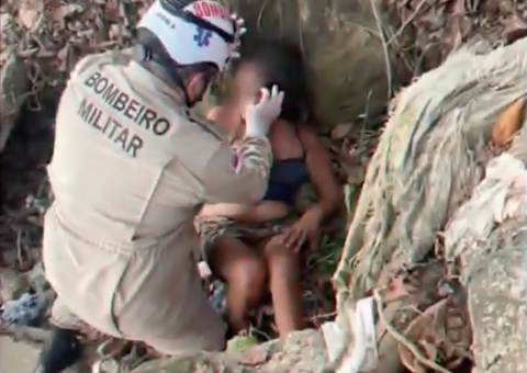 Mulher cai de barranco de 5 metros na Ponta Negra, em Manaus; vídeo