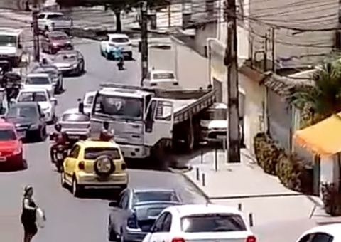 Vídeo: Caminhão desgovernado desce ladeira e arrasta carro em Manaus
