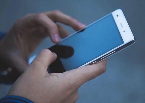 Homem descobre traição ao flagrar mulher mandando nudes para contato fake da Pizza Hut