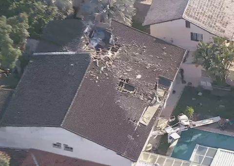 Avião cai em cima de casa em condomínio e deixa feridos