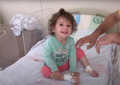 Menina de 2 anos mata a dentadas cobra que a mordeu