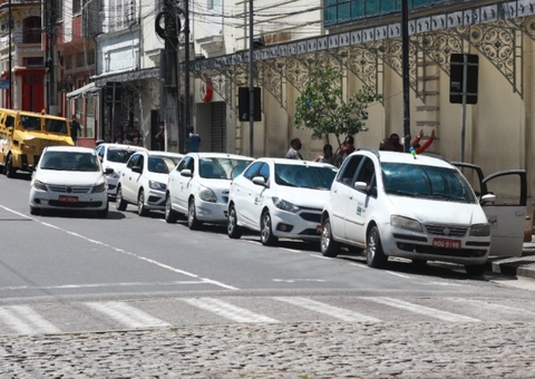 Mais de 1,6 mil taxistas são cadastrados para receber auxílio de R$ 1 mil em Manaus