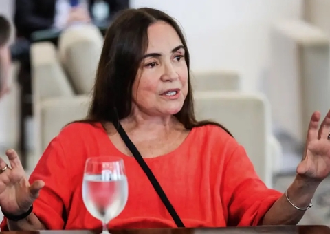 Regina Duarte critica ministros do STF por não cantarem hino com a mão no peito