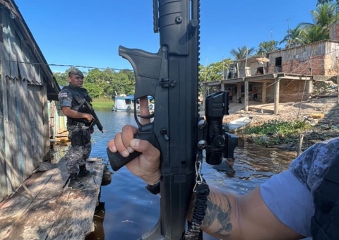Criminosos jogam armas em rio ao fugirem da polícia mas acabam presos em Manaus