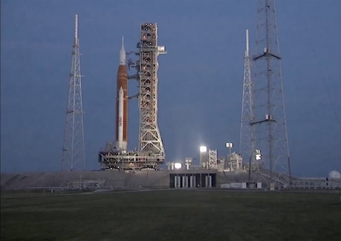 Foguete que levará astronautas à lua fará voo teste nos próximos dias