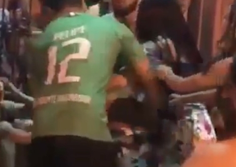 Mulher descobre traição do marido com melhor amiga e faz barraco em Presidente Figueiredo