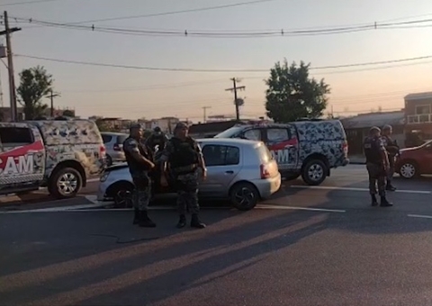 Acidente entre viatura e carro deixa trânsito caótico e mulher ferida em Manaus