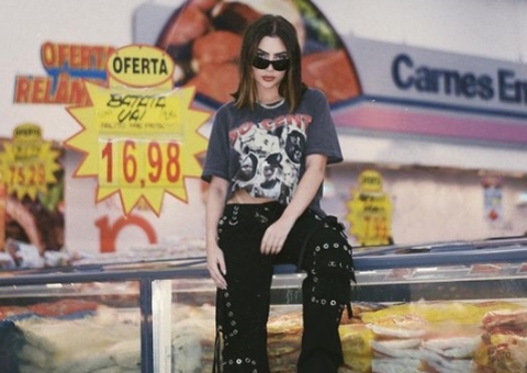 Jade Picon mostra marquinha de bronzeado em ensaio em supermercado