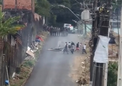 Polícia contém manifestantes durante reintegração de posse em Manaus