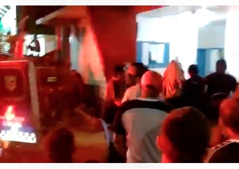 Vídeo: População tenta agredir vendedor ambulante suspeito de estuprar crianças no Amazonas