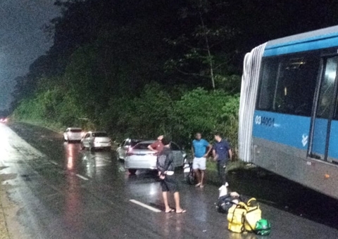 Ônibus biarticulado invade mata do Adolpho Ducke em acidente com motociclista em Manaus