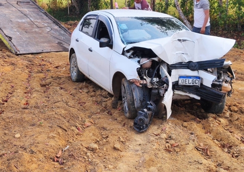 Novinho arrasta 4 postes de energia em acidente de carro e causa caos na av. do Turismo
