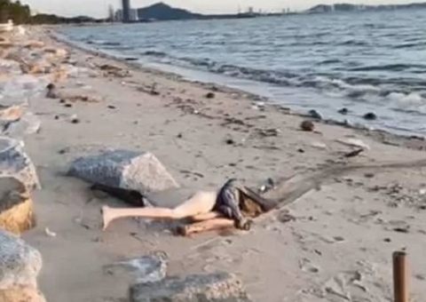 Corpo de "mulher assassinada" em praia assusta banhistas, mas polícia encontra boneca sexual