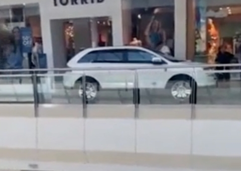 Idosa se confunde e vai parar com o carro no segundo andar de shopping