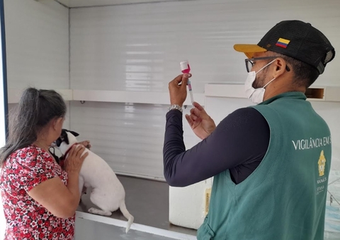 Unidade móvel oferta vacinação antirrábica na zona Norte de Manaus
