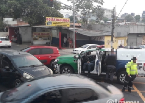 Acidente entre carro e viatura da polícia deixa pessoa ferida em avenida de Manaus 