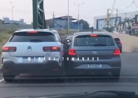 Motorista arranca retrovisor com a mão em briga de trânsito em Manaus; vídeo