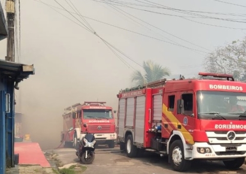 Incêndio em terreno assusta moradores e fumaça invade casas em Manaus