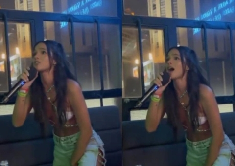 Bruna Marquezine canta em festa com presença de Rosalía e impressiona; veja