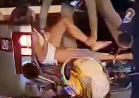 Prostituta bêbada invade ônibus turístico e arranca pedaço da orelha de homem