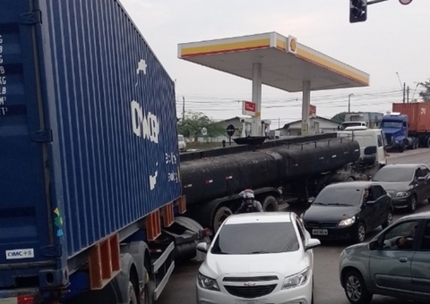 Acidente entre caminhão-tanque e carreta tem vazamento de óleo e ruas bloqueadas em Manaus