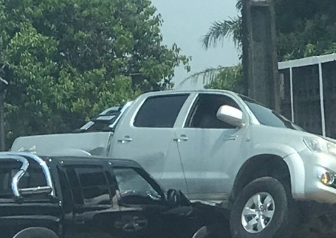 Hillux vai parar em cima de S10 em acidente violento na Avenida das Torres