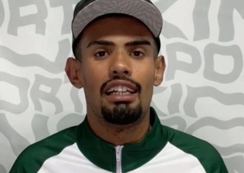 Goleiro pede perdão à namorada após errar nome em entrevista: 'tá brava até hoje'