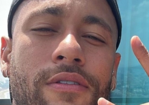 Neymar é flagrado com modelo brasileira no colo durante festa em Paris