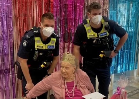 Idosa realiza sonho de ser presa aos 100 anos