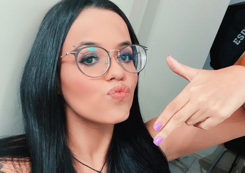 Influencer retira mais de 30 nódulos após procedimento estético dar errado 