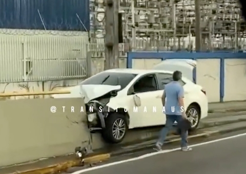 Carro fica engatado em mureta em acidente em avenida de Manaus