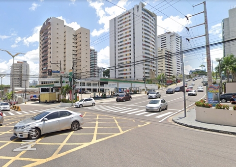 Buraco causa interdição de parte da avenida Maceió em Manaus