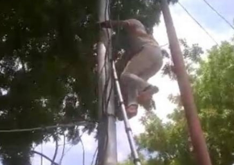 Homem corta luz de delegacia para se vingar de multa por pilotar moto sem capacete